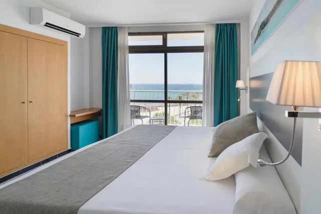 غرفة بسرير كوين بإطلالة على البحر، Hotel Amic Miraflores 5/8