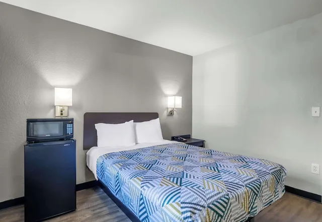 غرفة قياسية بسرير كوين، Motel6 Elizabethtown, KY 2/10