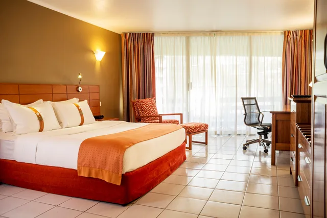 غرفة بسرير كوين، Holiday Inn Port Moresby 1/2