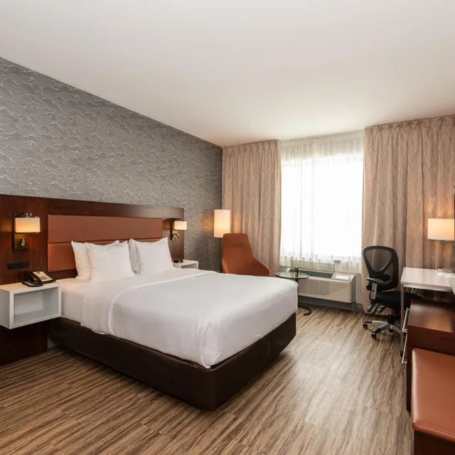 غرفة بسرير كينج وسرير كوين لذوي الإعاقة، Quality Inn and Suites Val d Or, QC 1/5
