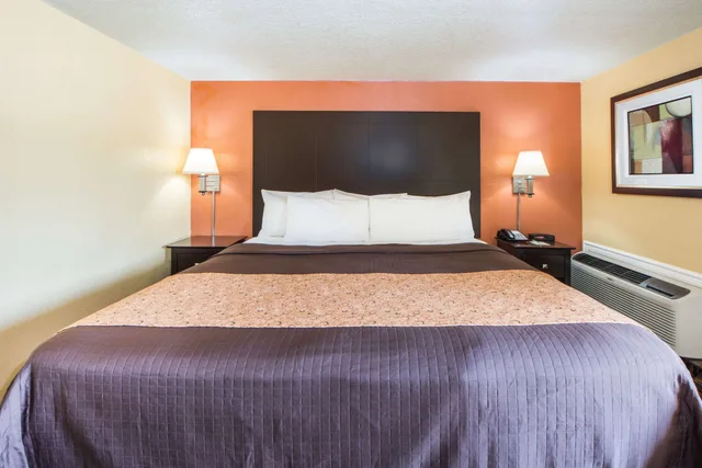 غرفة قياسية بسرير كينج، Days Inn by Wyndham Joplin 6/10