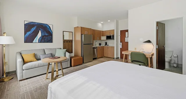 غرفة قياسية بسرير كوين بمطبخ صغير، Best Western Plus Hannaford Inn & Suites 1/1