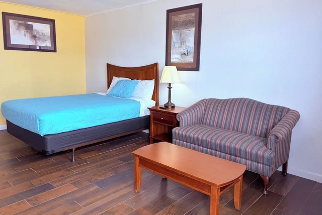 غرفة بسرير كوين لغير المدخنين، Champions Inn Del Rio Near Lake 7/10