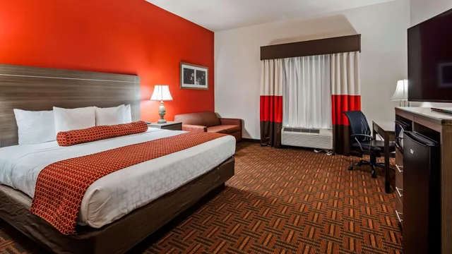 غرفة بسرير كينج، Best Western Plus Memorial Inn and Suites 1/3