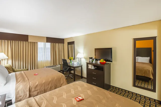 غرفة بريميوم بسريرين كوين، Quality Inn & Suites Cincinnati Downtown Area 3/9
