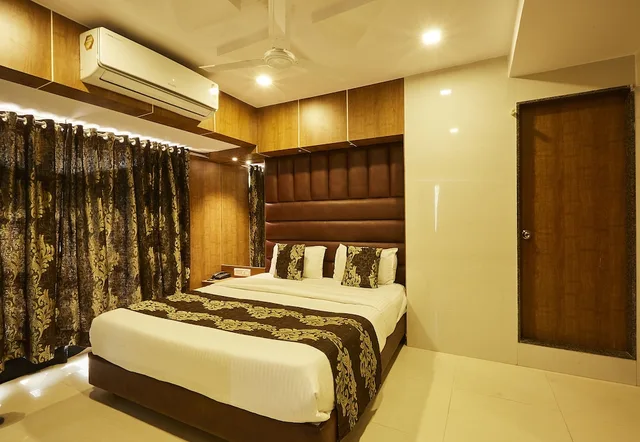 Deluxe, Double Bed, Hotel Alibaba Mumbai 4/10