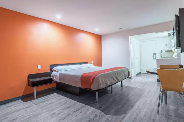 Room, King Bed, Motel6 Barstow, CA - Route 66 8/10