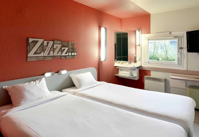 Twin room, B&B Hotel Cergy Pierrelaye 1/5