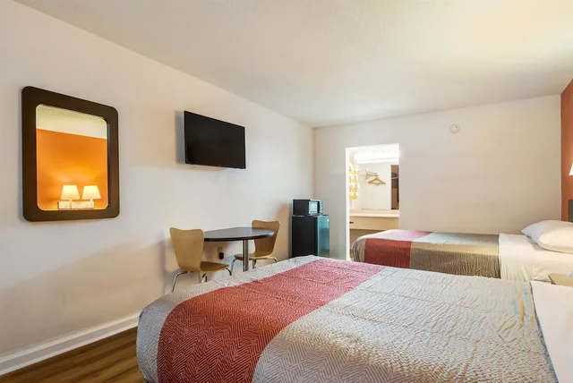 غرفة ديلوكس بسريرين مزدوجين للمدخنين لذوي الإعاقة، Motel6 Warner Robins, GA 2/3