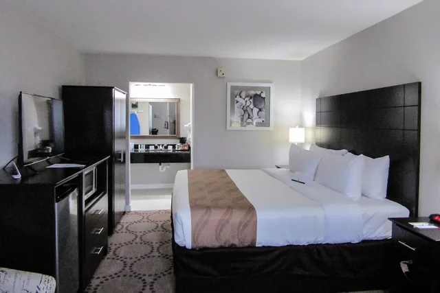 غرفة بسرير كينج بإطلالة على البحيرة، Quality Inn & Suites Kissimmee near Main Gate 4/10