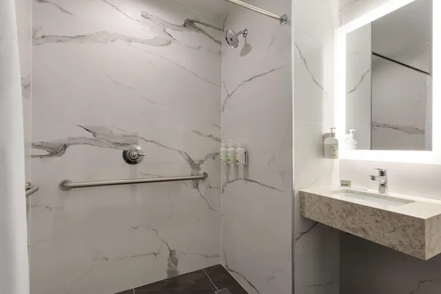 غرفة بسرير كينج لذوي الإعاقة، Ramada by Wyndham Brooklyn Empire Blvd 5/7