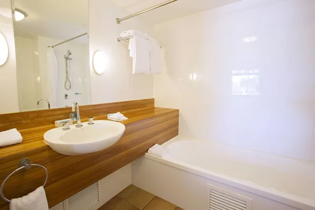 Room, 1 Queen and 1 Single Bed, Lagoon View، Novotel Sunshine Coast Resort 10/10