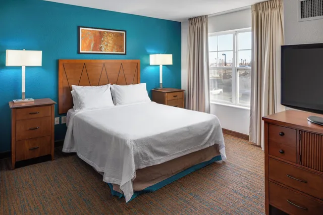 Studio, Queen Bed, Residence Inn by Marriott Plazzio East 1/3