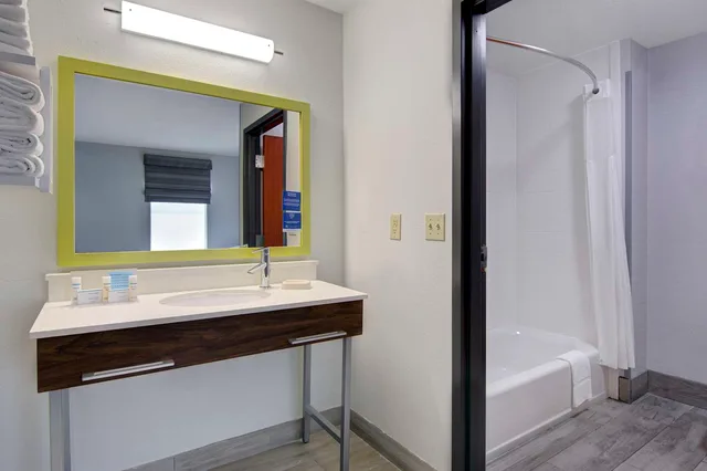 جناح بسريرين كوين بغرفة نوم واحدة مع أريكة، Hampton Inn Fayetteville 2/2