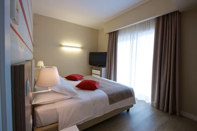 جناح بسرير مزدوج بإطلالة على البحيرة بشرفة بجاكوزي، ENJOY GARDA HOTEL 2/4