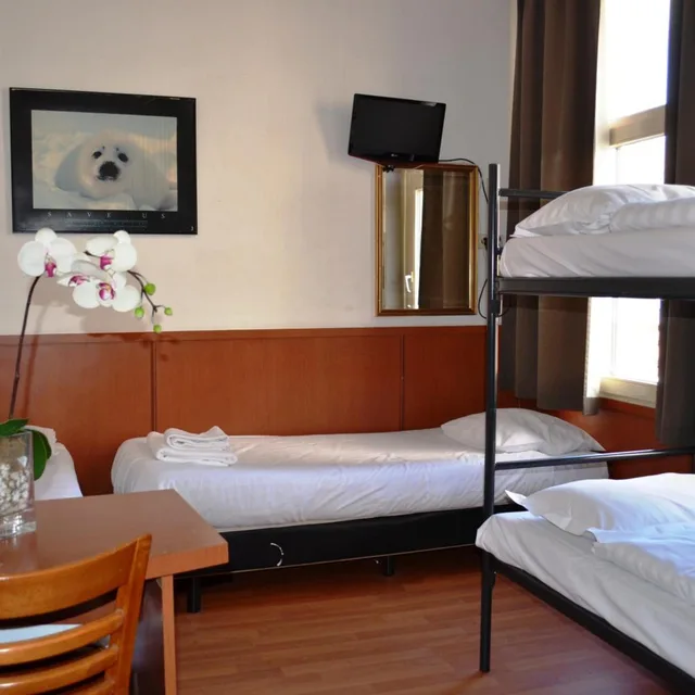 غرفة رباعية، Continental Hotel 4/10