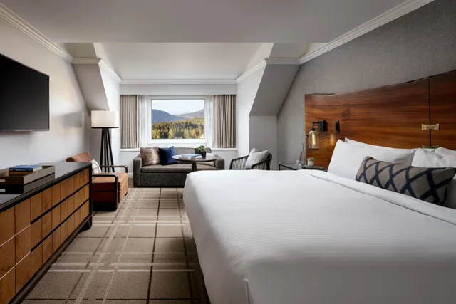 غرفة ديلوكس بسرير كينج بإطلالة، Fairmont Chateau Whistler 1/7