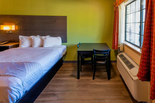 room, 2 queen beds, Oyo Hotel Yoakum West 6/8
