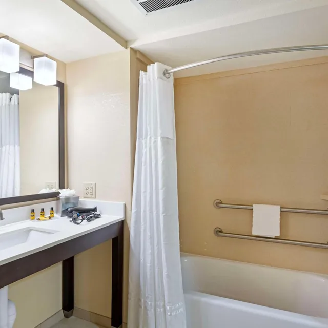 غرفة بسرير كينج بحوض استحمام لذوي الإعاقة، Best Western Plus Thornburg Inn & Suites 6/7
