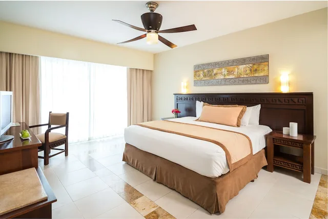 Emerald, Suite, King Bed, Jetted Tub، Bluebay Grand Esmeralda All Inclusive 2/7