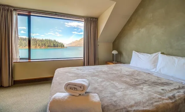 جناح تنفيذي بسريرين كوين وسريرين منفصلين بإطلالة على البحيرة بـ3 غرف نوم، Lakefront Apartments and Lodges 2/4