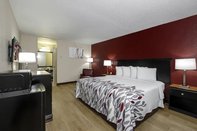 غرفة سوبيريور بسرير كينج بإطلالة على المسبح للمدخنين، Red Roof Inn Hot Springs 5/10