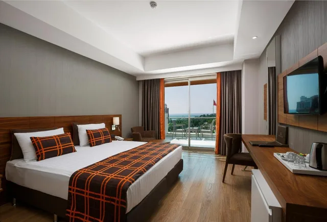 غرفة بسرير مزدوج بإطلالة على البحر بشرفة، Side Sunport Hotel & Spa 2/2