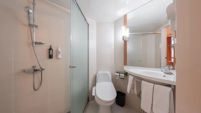غرفة قياسية بسرير كوين، Central 7 Hotel 8/9
