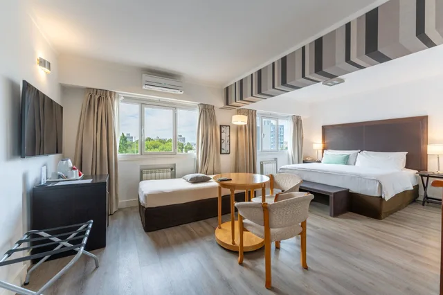 غرفة سوبيريور ثلاثية بسرير كينج وسرير فردي، HOTEL TOLOSA 6/10