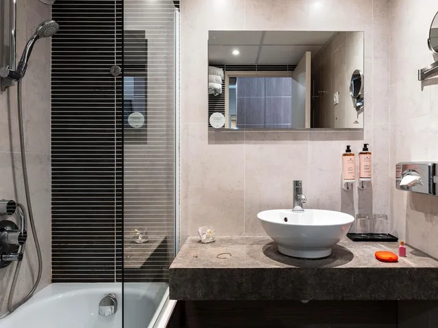 غرفة بريفيليج بسرير مزدوج مع أريكة، Hotel Mercure Omaha Beach 8/9