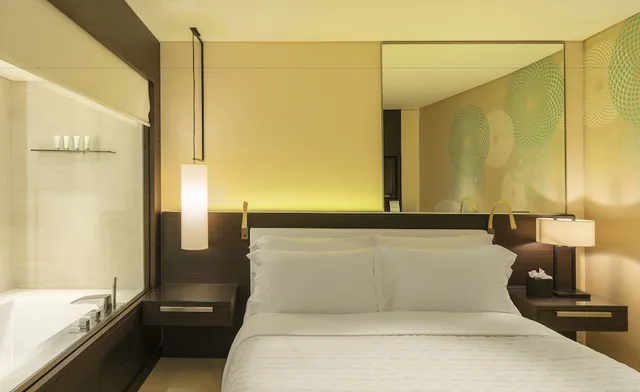 غرفة سوبيريور بسرير كينج بإطلالة على البحر، Le Royal Meridien Beach Resort & Spa 2/5