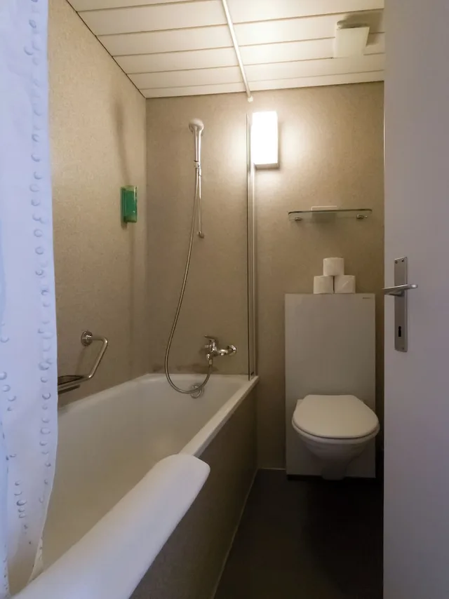 غرفة قياسية ثلاثية بثلاثة أسرّة، Rossli Hotel 3/3