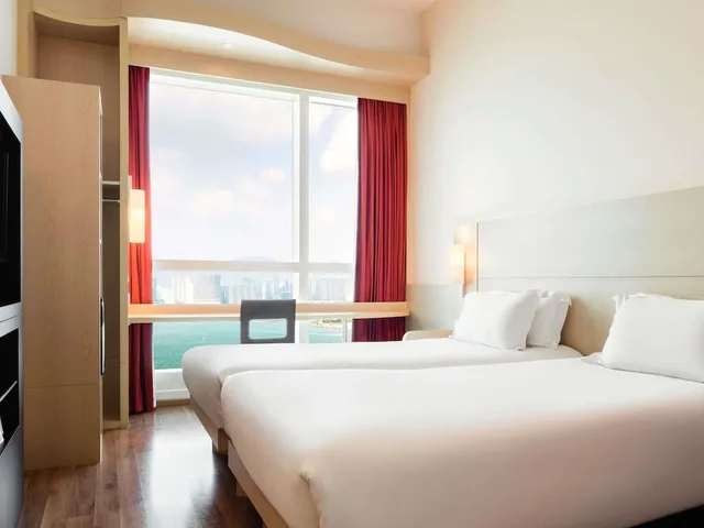 غرفة قياسية بسريرين منفصلين بإطلالة على المرفأ، Ibis Hong Kong Central & Sheung Wan Hotel 1/8