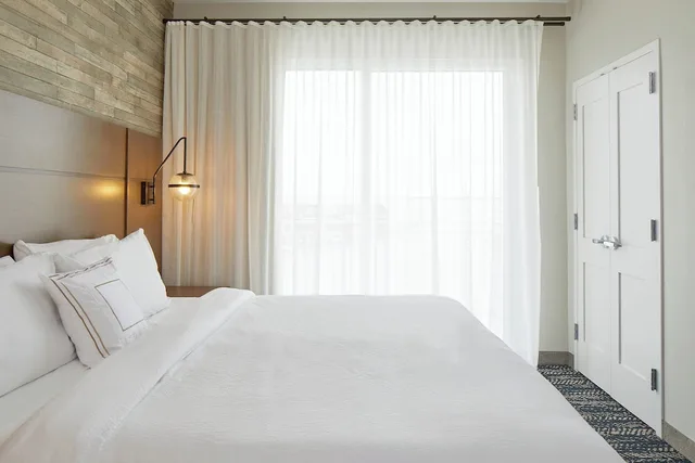 جناح بسرير كينج بغرفة نوم واحدة مع أريكة، Residence Inn St. Petersburg Tierra Verde 1/7