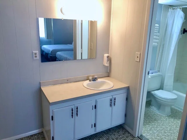 Standard, 2 King Beds, Pool Side، Rideau Motor Inn 3/5