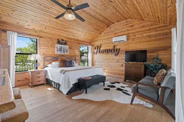 1 Bedroom, Signature, Cabin, King Bed, Hill View, Hot Tub، City on a Hill at Spring Creek 5/9