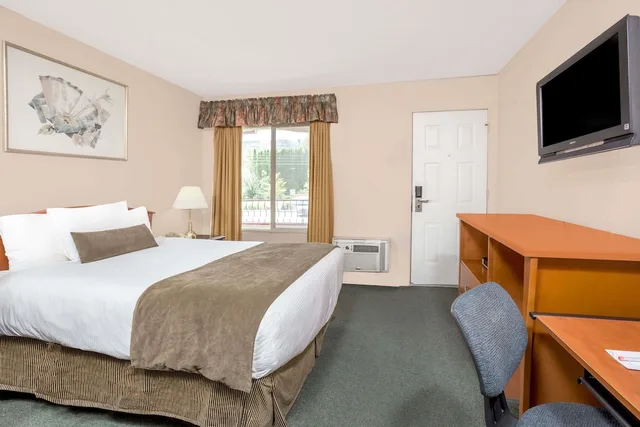 Efficiency, Queen Bed، Howard Johnson By Wyndham Downtown Kamloops 1/3