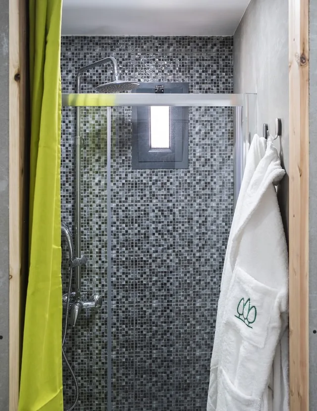 Female Dorm, Female Only, 6 Beds, 3 Bunk Beds, Shared Bathroom، Royal Passal 3/3