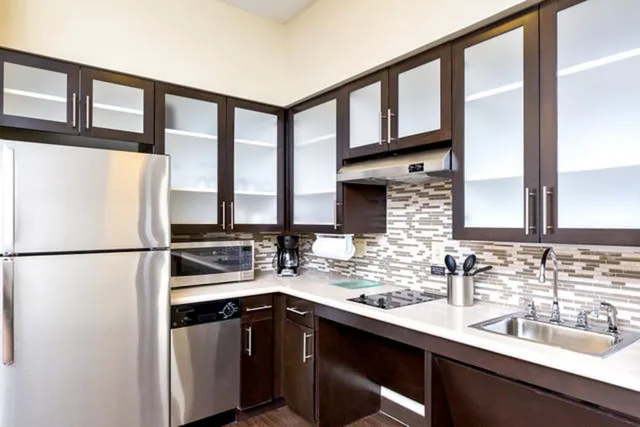 جناح بسرير كينج وسريرين كوين بغرفتي نوم بمطبخ، Staybridge Suites College Station 2/3