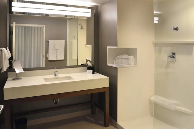 Room, King Bed, Ocean Front, Sofa, Accessible، Courtyard By Marriott Youngstown Canfield 2/2