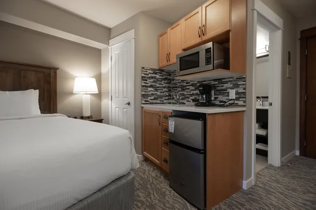 Village, Studio, Suite, Queen Bed, Sofa, Kitchenette، Village Suites Blue Mountain Resort 2/3