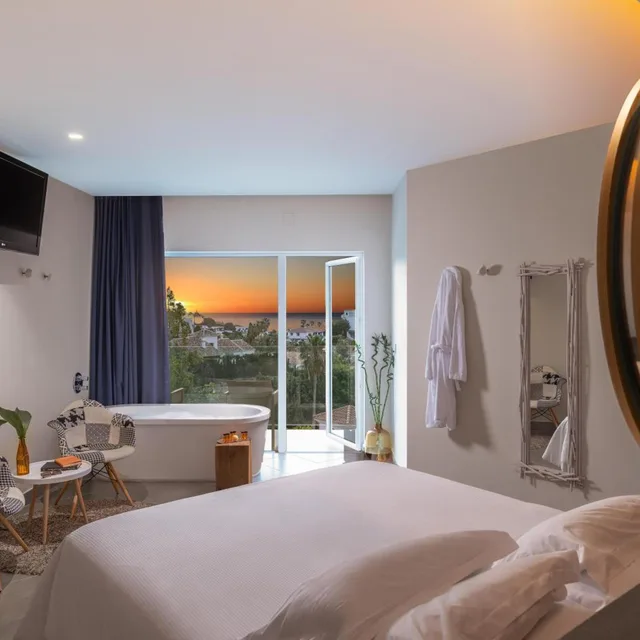 غرفة ديلوكس بسرير كينج بإطلالة جزئية على البحر، Higueron Hotel Malaga Curio Collection by Hilton 2/5
