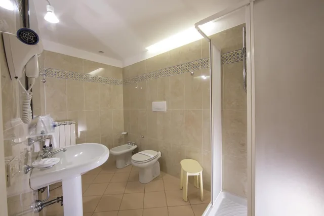 غرفة سوبيريور رباعية بإطلالة على المدينة، Hotel Minerva 3/5