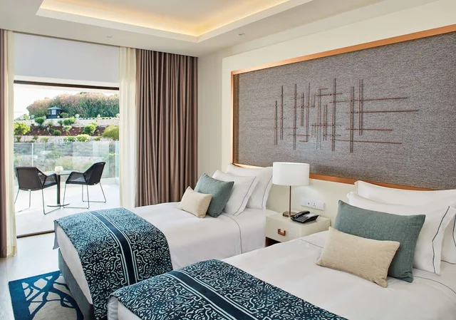 غرفة ديلوكس بسرير مزدوج بإطلالة على البحر بشرفة مع سرير إضافي، Tivoli Carvoeiro Hotel 2/5