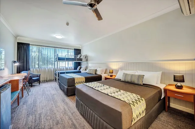 غرفة عائلية بسرير بطابقين وسريرين كوين، City Oasis Inn Townsville SureStay Collection by BW 1/2