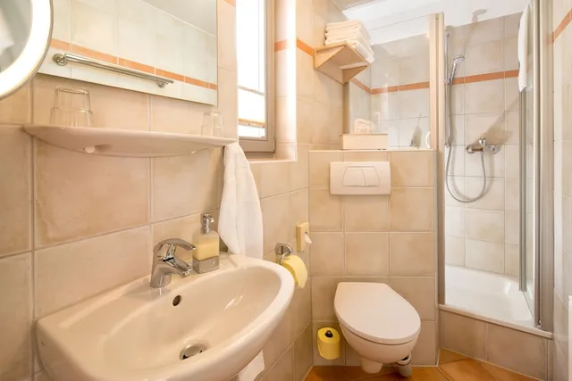 Room, Quintuple, 1 Double and 3 Single Beds، Hotel Arndt 1/1
