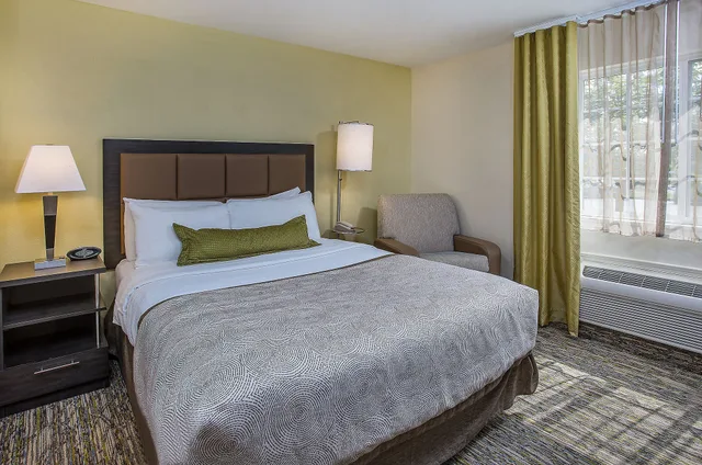 جناح بسرير كوين بغرفة نوم واحدة لذوي الإعاقة، Candlewood Suites Louisville Airport, an IHG Hotel 1/6