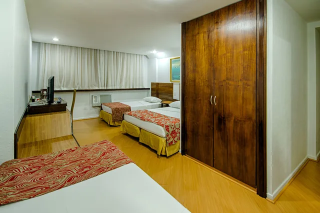 غرفة تنفيذية رباعية بسرير مزدوج وسريرين منفصلين، Hotel Dan Inn Curitiba By Nacional Inn 1/10