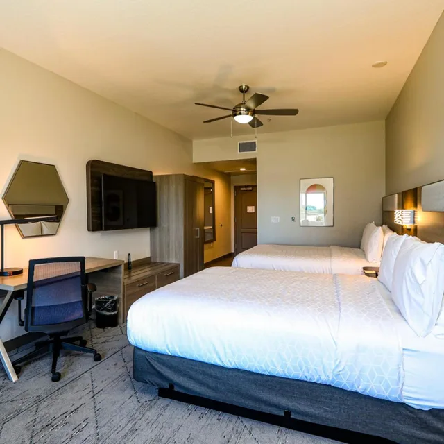 غرفة قياسية بسريرين كوين بحوض استحمام لذوي الإعاقة، Holiday Inn Express Amp Suites North Dallas At Preston 1/4