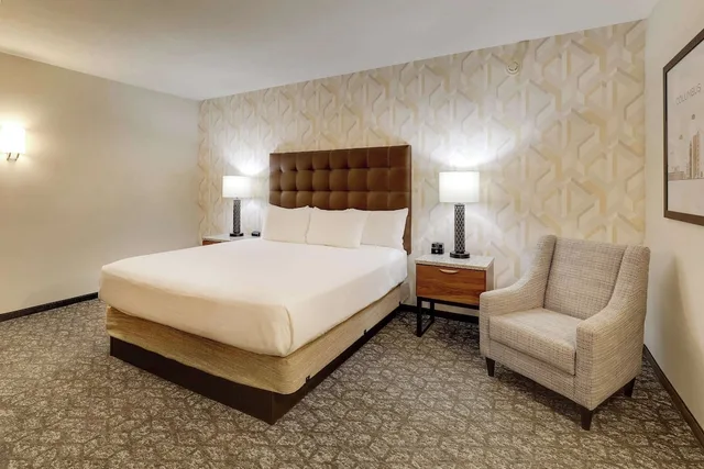جناح بسرير كينج بغرفتين مع أريكة في طابق مرتفع، Drury Plaza Hotel Columbus Downtown 1/6